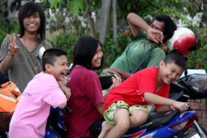 Lachende Menschen in Thailand