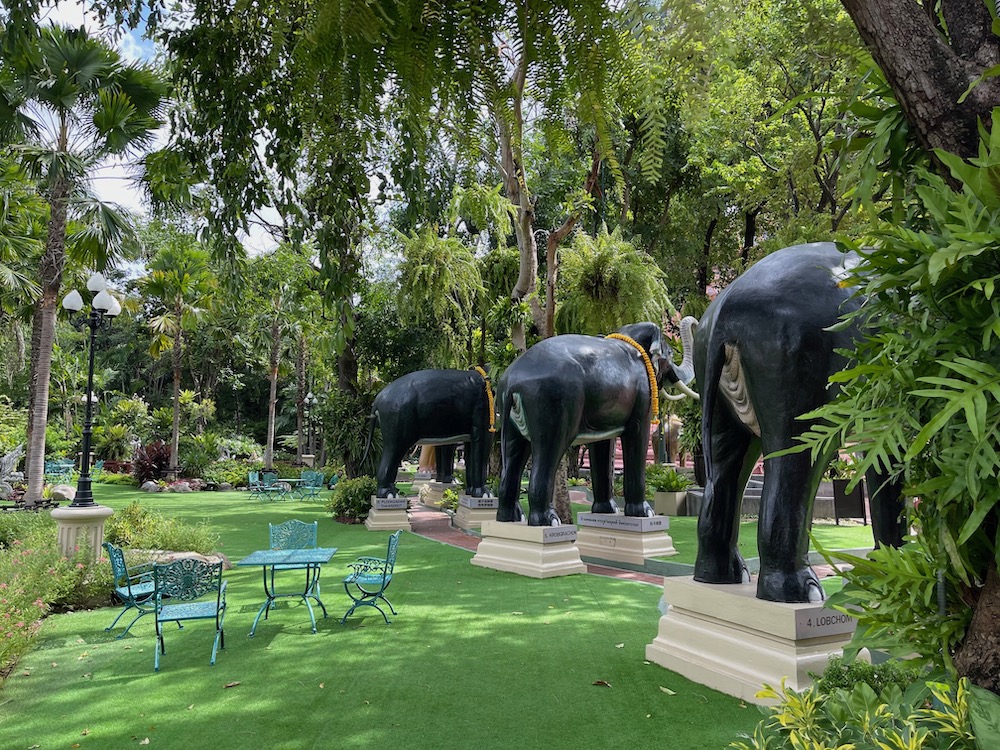 Elephant Statues, Erawan Shrine, Parc